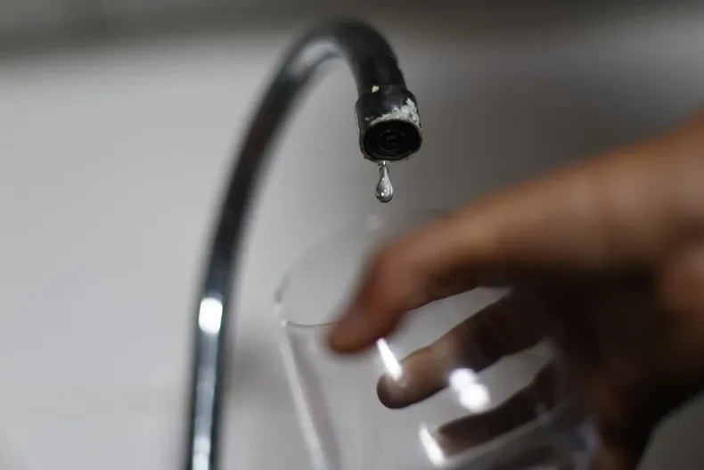 condominio corto el agua a hombre con cancer pese a que iba pagando la deuda parcialmente corte prohibio nueva suspension.webp
