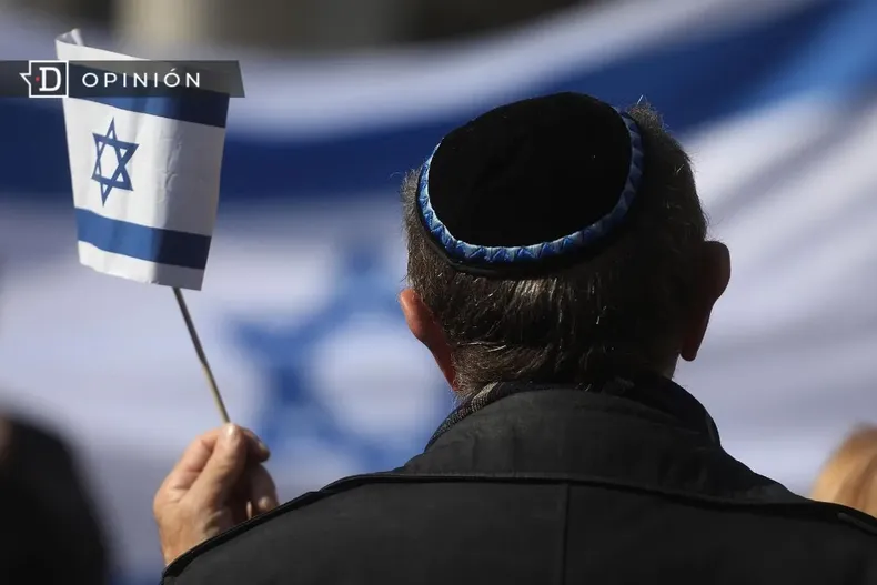 20032 persona con un banderin de israel.webp