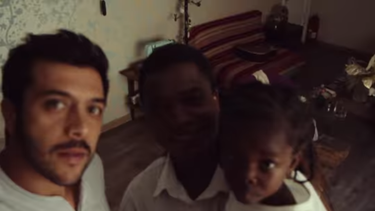 VIDEO| Abrir la puerta: Gepe invita a una niña haitiana y su padre a tomar once en su casa