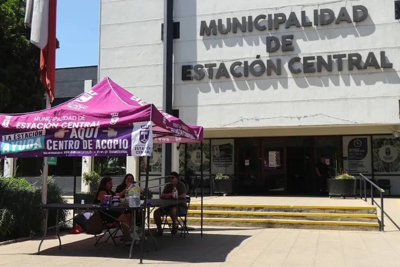 resulto lesionada tras caida de rama de arbol en estacion central  demando a municipio y deberan pagarle 2 millones.webp