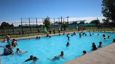 ¿Se te tapan los oídos en la piscina? Experto entrega consejos para un verano sin complicaciones