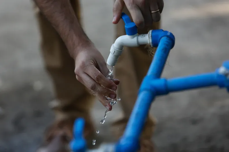 tenia conexion ilegal le cortaron el agua ataco con una pala e igual fue a juicio para exigir suministro corte rechazo.webp