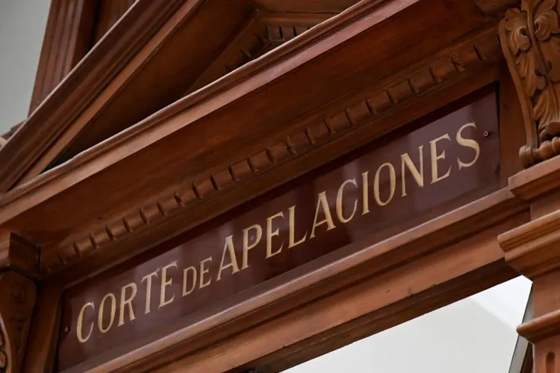 le descontaron 245 mil de su sueldo para saldar deuda que estaba prescrita corte ordeno cesar cobros y restituir montos.webp