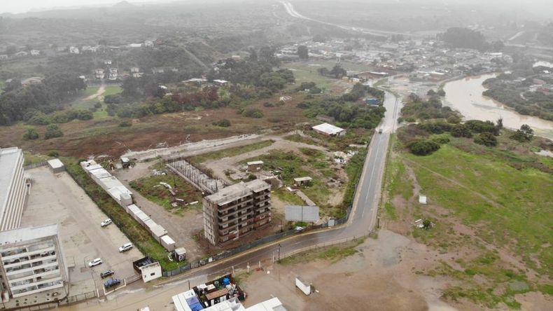Edificio inconcluso sobre humedal de Los Molles.jpeg