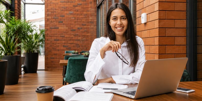 Postgrados online: alternativas flexibles para estudiar mientras trabajas.