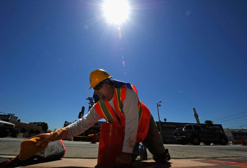 ola de calor trabajadores al aire libre e1669132340700.jpg