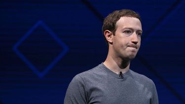 Mark Zuckerberg se queda mudo ante pregunta de senador por escándalo de Facebook