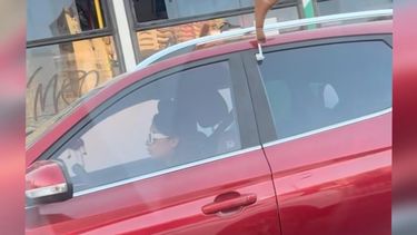 VIDEO| Hue... qué onda: Auto disfrazado de reno causa furor en Santiago