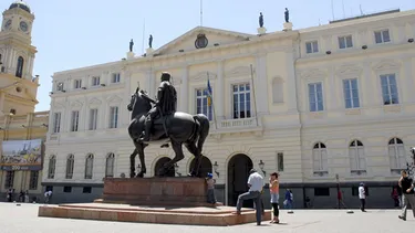 El Desconcierto | municipio no clausuro edificio pese a riesgo y cayo bloque de cemento que lesiono a transeunte corte confirma indemnizacion.webp
