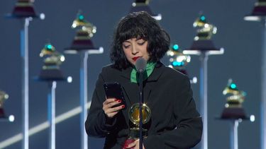En Chile torturan, violan y matan: Usando su cuerpo, Mon Laferte se manifestó en la alfombra roja de los Latin Grammys