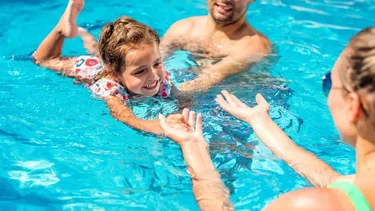 Accidentes en piscinas: cuándo una caída de un niño o niña supone un riesgo y cómo actuar frente a una lesión cervical