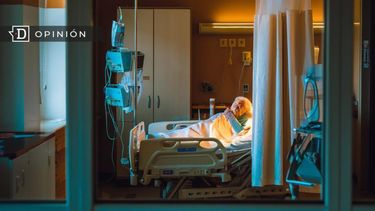 El Desconcierto | 5258 imagen de una persona en una cama de hospital.jpg