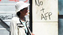Persona de tercera edad al lado de un grafiti contra las AFP / Agencia Uno Persona de tercera edad al lado de un grafiti contra las AFP / Agencia Uno