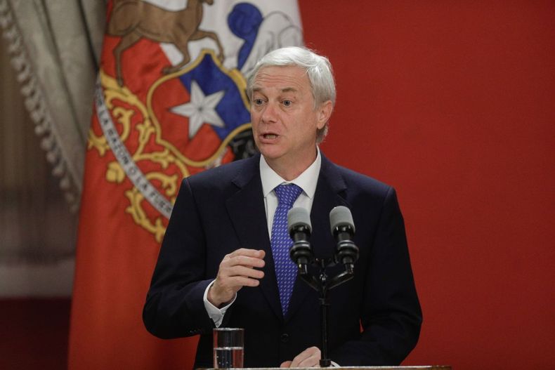 José Antonio Kast con una bandera chilena de fondo / Agencia Uno