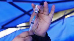Sinovac anuncia que China autoriza el uso de urgencia de su vacuna en menores de edad