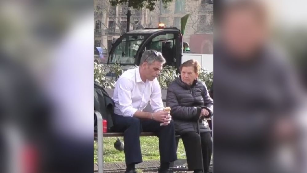 VIDEO|“Yo soy la chica del Tinder”: Adulta mayor llega a cita y sorprende a su acompañante