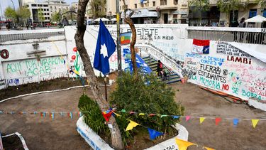 Metro recibe petición del Gobierno y mantendrá “Jardín de la Resistencia” en Baquedano