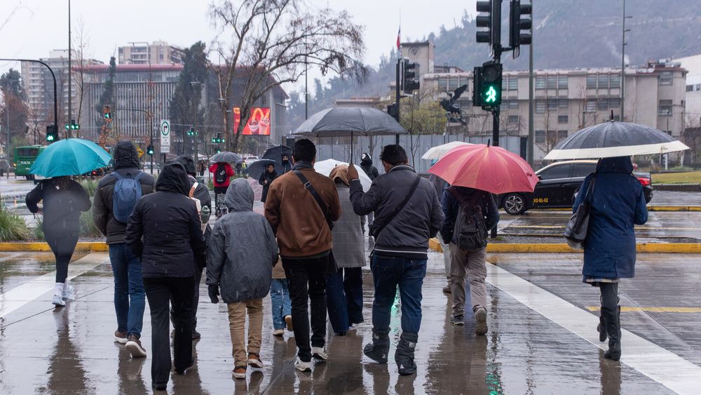 Lluvias y viento vuelven a Santiago - Agencia Uno