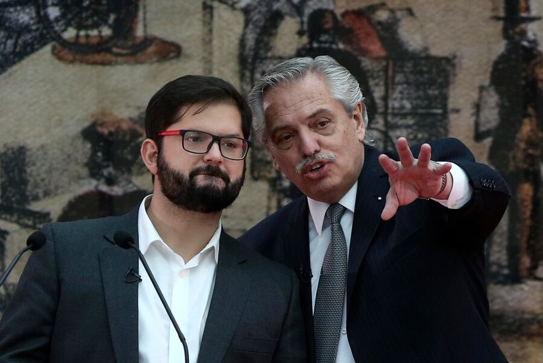 Gabriel Boric y Alberto Fernandez.jpg