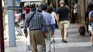 El Desconcierto | 14700 adultos mayores caminando en la calle.webp
