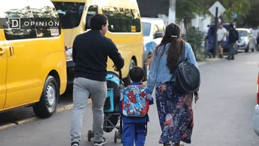 El Desconcierto | 17529 familia caminando con su hijo al colegio.webp