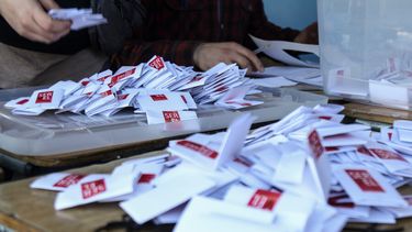 Encuesta Criteria: 57% de chilenos a favor de voto obligatorio para extranjeros inscritos en Chile