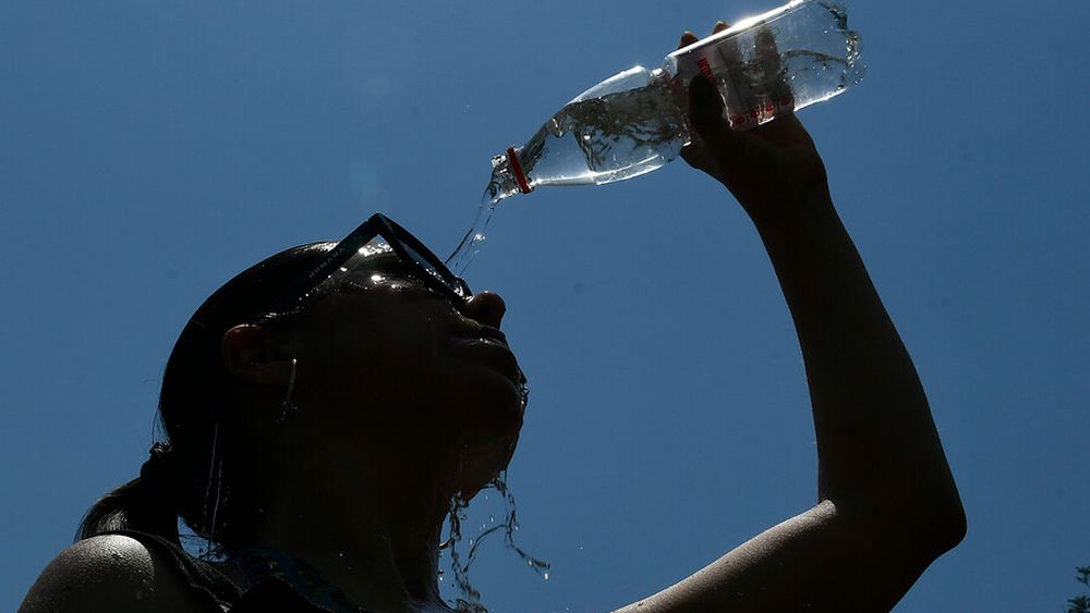 Refugios climáticos: Revisa todos los puntos de hidratación y sombra en centro de Santiago