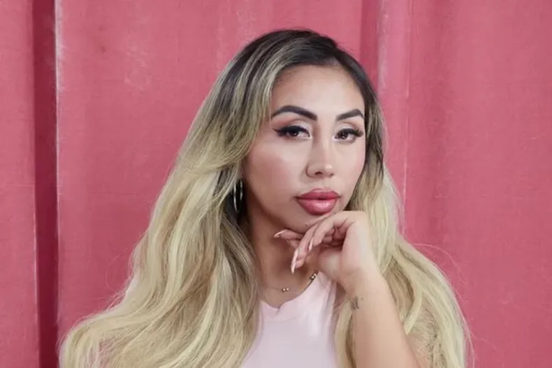 11498 naya facil enojada.webp