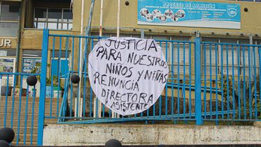 El Desconcierto | Cartel de protesta en colegio de Talcahuano.jpg