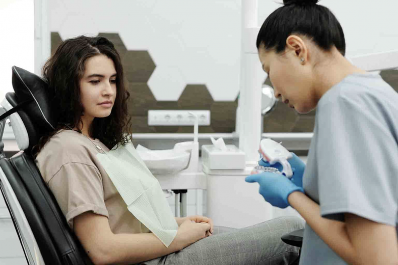 Mujer en dentista e1712248428115.png