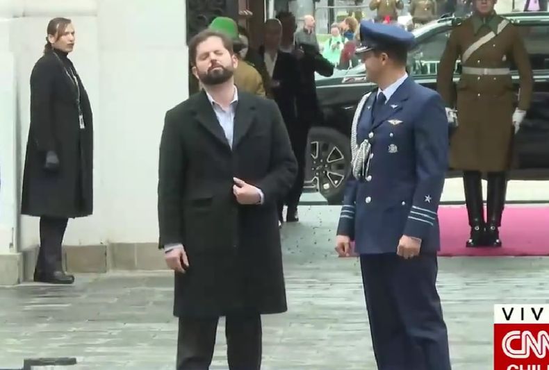 curiosa reaccion presidente gabriel boric.jpg