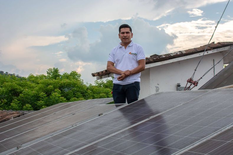 Ofelio Hernandez junto a los paneles solares Alma Xochitl_ 1.jpg