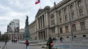 El Desconcierto | bloqueo con  barricada  camino de 1.6 km que vecinos tenian para acceder a sus casas  corte ordeno quitarlos.webp