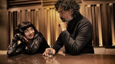 Manuel García reversiona junto a Mon Laferte La danza de las libélulas