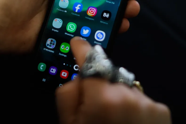 la echaron por decirle a colega gorda y negra a traves de whatsapp y en el trabajo suprema confirmo por ser acoso laboral.webp