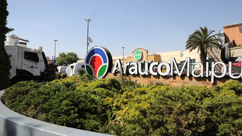 Le robaron el auto desde estacionamiento gratuito de mall: Corte ordenó a Arauco Maipú pagar $11 millones al cliente