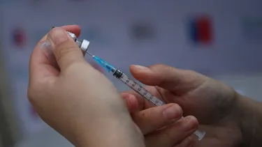 Apeló a la “libertad de criar” y rechazó vacuna contra hepatitis B para su hijo: Corte ordena inmunizar al lactante