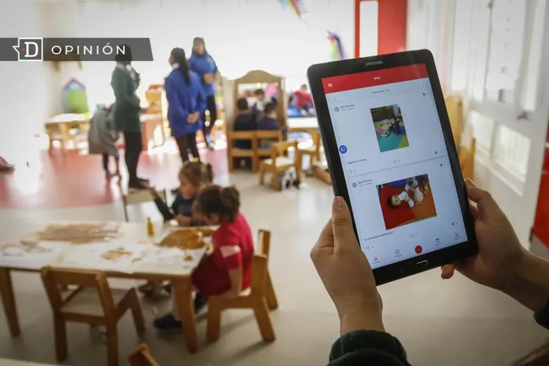 11169 manos que sostienen un ipad con un jardin infantil de fondo.webp