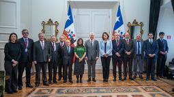 Presidente José Antonio Kast junto a la Comisión Nueva Arquitectura del Estado. Créditos: Gobierno de Chile.&nbsp;