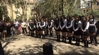 Estudiantes del Liceo 1 se gradúan en la calle luego de que equipo directivo cancelara ceremonias por manifestaciones