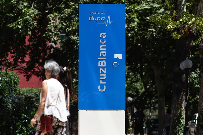 viajo a bariloche con licencia medica y su isapre la expulso corte ordena restablecer su contrato de salud.webp