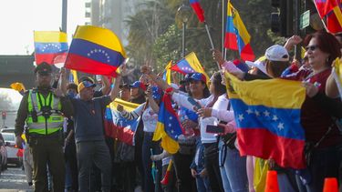 Miles de venezolanos esperan resultados de elecciones en embajada: Cortes de tránsito y cierre de Metro