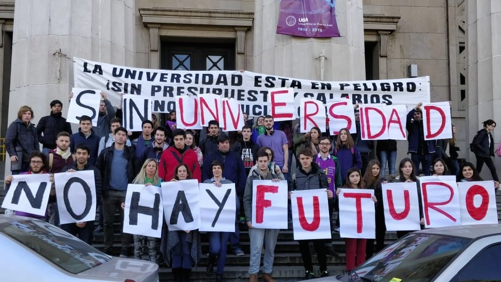 Huelga de docentes paraliza 57 universidades públicas de Argentina para reclamar un aumento salarial