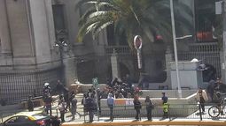 Funcionarios municipales agredidos con palos por ambulantes: Presentan recurso de protección