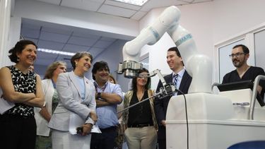 Buscan reducir listas de espera: Presentan plataforma robótica para cirugías abdominales