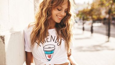 Descubre cómo combinar las poleras estampadas