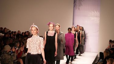 Veto a modelos delgadas y aviso de fotos retocadas: Las medidas del gobierno francés para luchar contra la anorexia