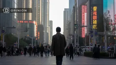 El Desconcierto | 29162 un hombre solo caminando en una ciudad china.webp