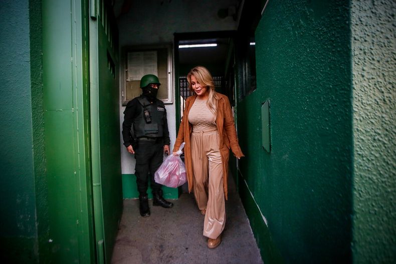 Cathy Barriga saliendo desde la cárcel - Agencia Uno