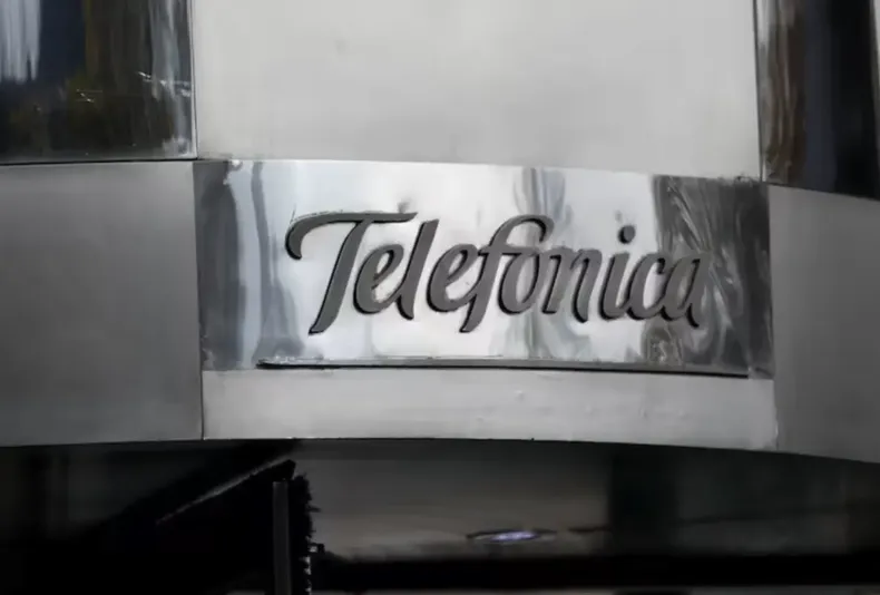 tras 35 anos telefonica culmina su retiro de chile con venta por us1215 millones.webp